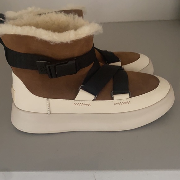 UGGS SIZE 8 - Picture 4 of 4